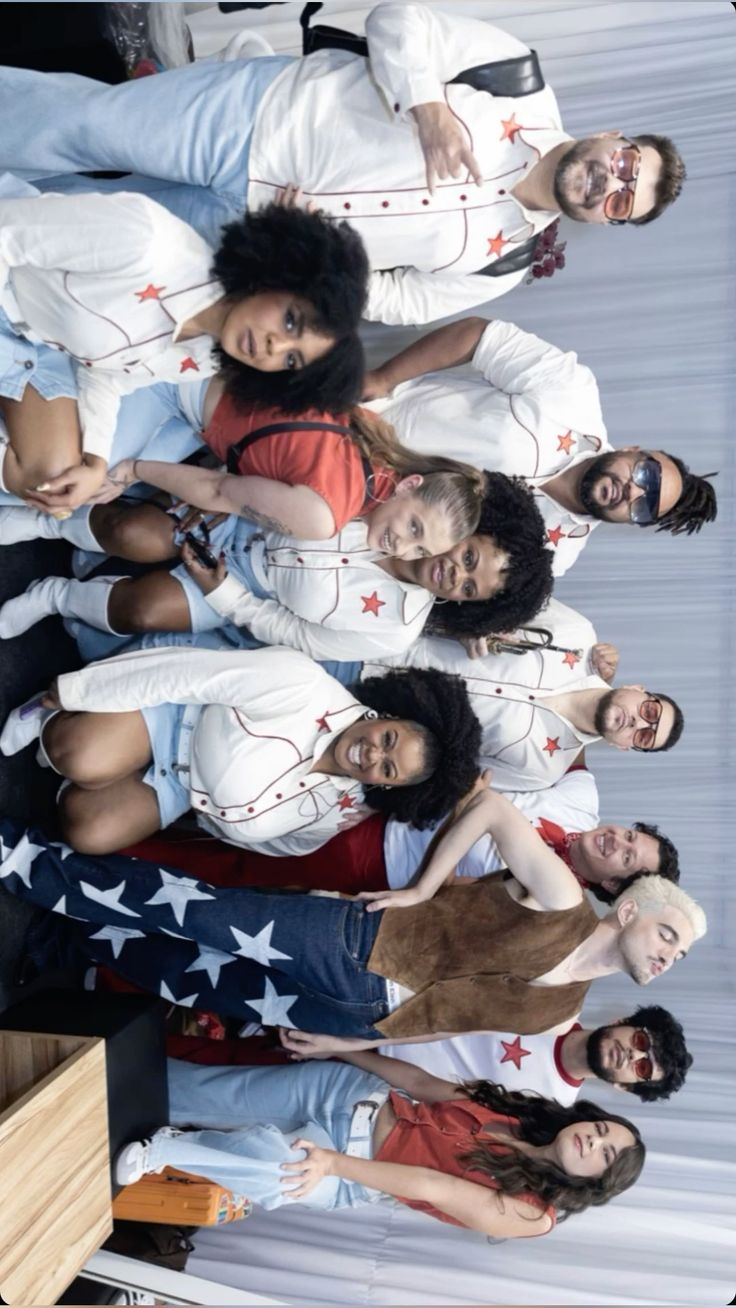 cantor junto da sua banda após um de seus shows